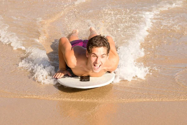 Tiener Jongen Skimmen Het Strand — Stockfoto