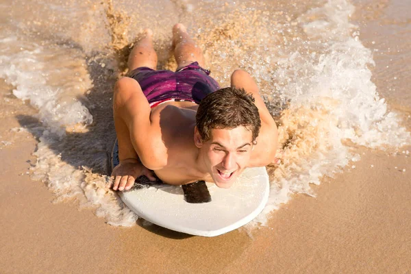 Tiener Jongen Skimmen Het Strand — Stockfoto