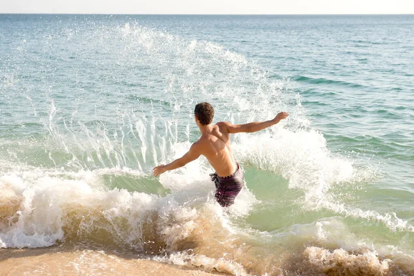 Adolescente Menino Skimming Praia — Fotografia de Stock