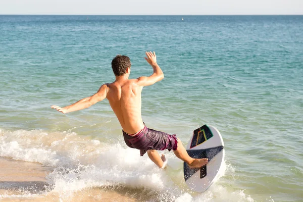 Tiener Jongen Skimmen Het Strand — Stockfoto
