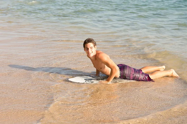 Tiener Jongen Skimmen Het Strand — Stockfoto