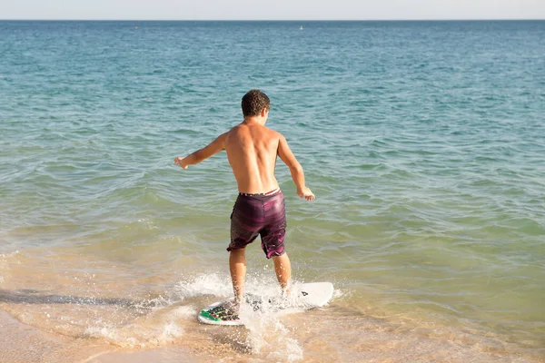 Teenage Boy Skimming Beach — Stock Photo, Image