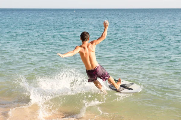 Tiener Jongen Skimmen Het Strand — Stockfoto