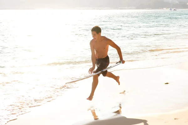 Adolescente Ragazzo Schiumando Spiaggia — Foto Stock