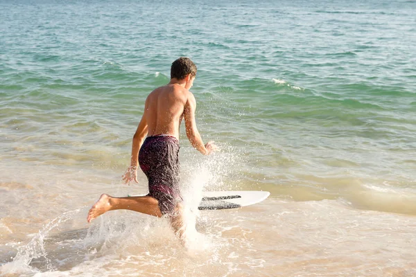 Tiener Jongen Skimmen Het Strand — Stockfoto