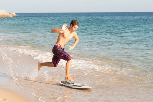 Adolescente Menino Skimming Praia — Fotografia de Stock