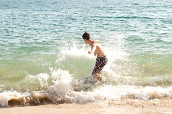 Adolescente Ragazzo Schiumando Spiaggia — Foto Stock