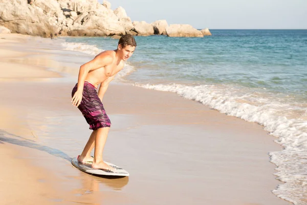 Tiener Jongen Skimmen Het Strand — Stockfoto