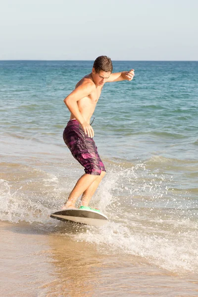 Teenage Boy Skimming Beach — Stock Photo, Image