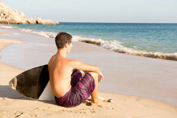 Adolescente Menino Skimming Praia — Fotografia de Stock