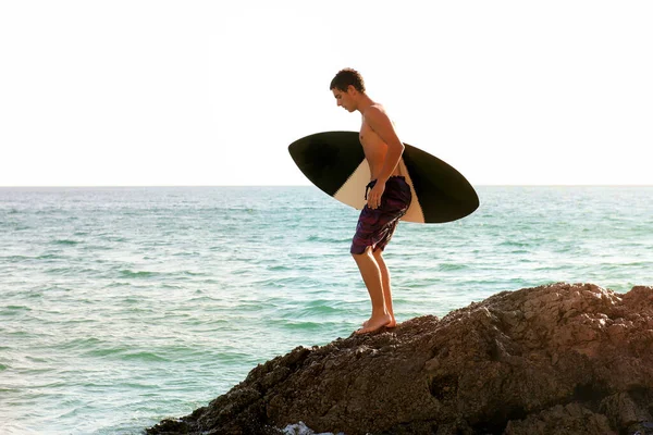 Adolescente Menino Skimming Praia — Fotografia de Stock