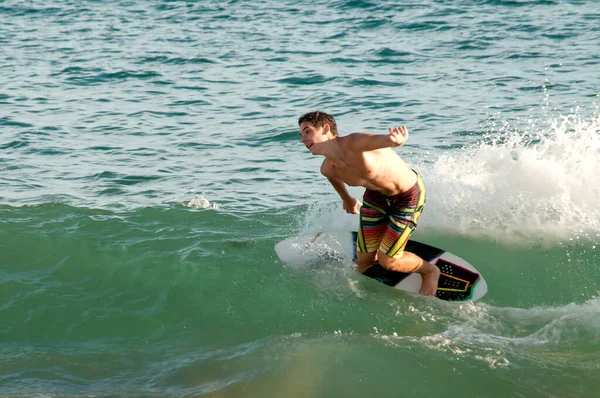 Adolescente Menino Skimming Praia — Fotografia de Stock