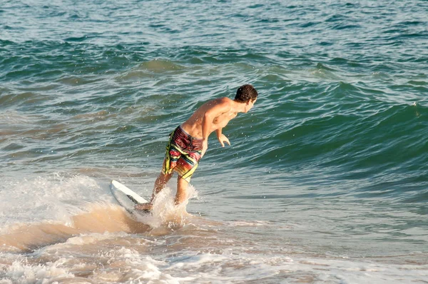 Adolescente Menino Skimming Praia — Fotografia de Stock