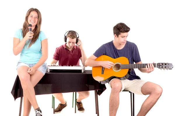 Amigos Adolescentes Tocando Instrumentos Musicais Isolados Branco — Fotografia de Stock