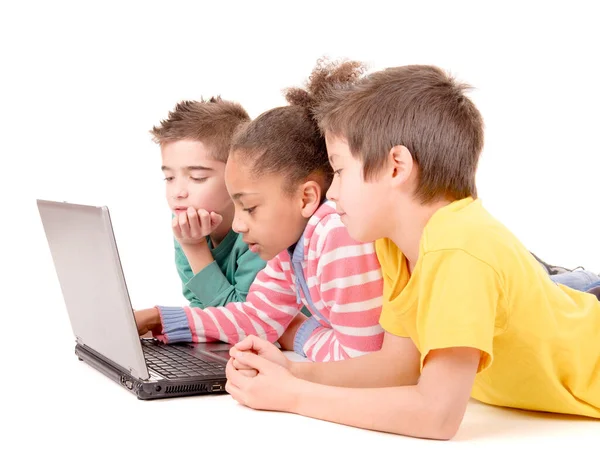 Niños Pequeños Con Computadora Aislada Fondo Blanco — Foto de Stock