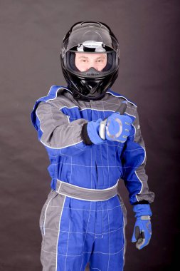 Yarış sürücüsü koyu arkaplanda izole edildi