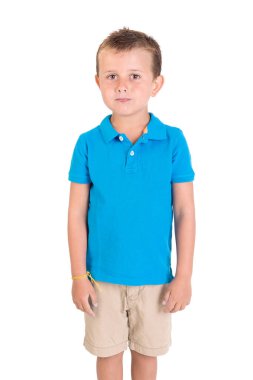 Küçük çocuk yalnız başına poz veriyor.