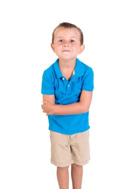 Küçük çocuk yalnız başına poz veriyor.