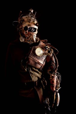Karanlık bir arka planda izole edilmiş steampunk post-apokaliptic asker