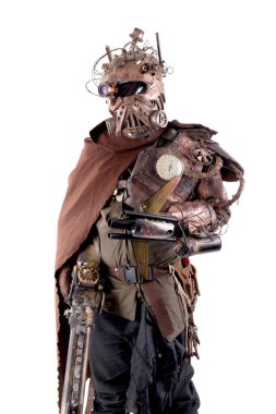 Steampunk post-apokaliptik asker beyazlar içinde yalnız poz veriyor.