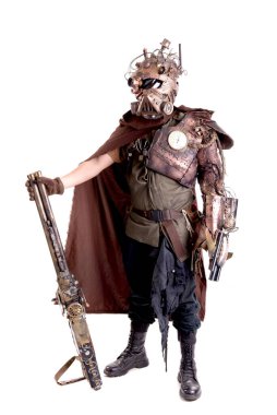 Steampunk post-apokaliptik asker beyazlar içinde yalnız poz veriyor.