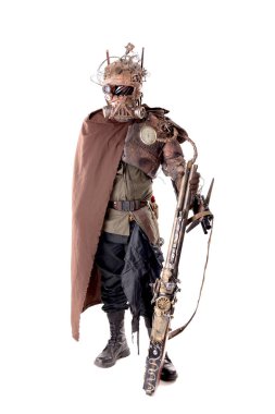 Steampunk post-apokaliptik asker beyazlar içinde yalnız poz veriyor.