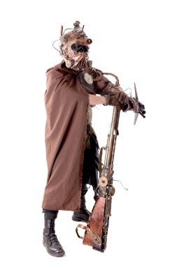Steampunk post-apokaliptik asker beyazlar içinde yalnız poz veriyor.