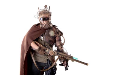 Steampunk post-apokaliptik asker beyazlar içinde yalnız poz veriyor.