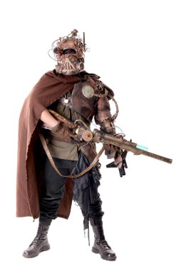 Steampunk post-apokaliptik asker beyazlar içinde yalnız poz veriyor.