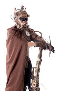 Steampunk post-apokaliptik asker beyazlar içinde yalnız poz veriyor.