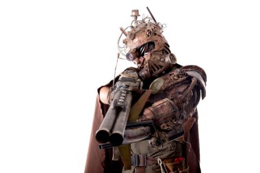 Steampunk post-apokaliptik asker beyazlar içinde yalnız poz veriyor.