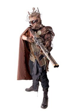 Steampunk post-apokaliptik asker beyazlar içinde yalnız poz veriyor.