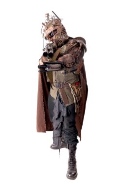 Steampunk post-apokaliptik asker beyazlar içinde yalnız poz veriyor.