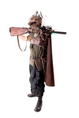 Steampunk post-apokaliptik asker beyazlar içinde yalnız poz veriyor.