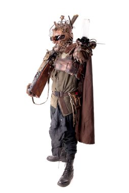 Steampunk post-apokaliptik asker beyazlar içinde yalnız poz veriyor.