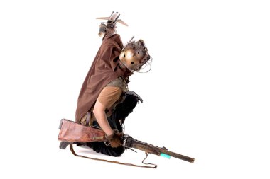 Steampunk post-apokaliptik asker beyazlar içinde yalnız poz veriyor.