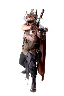Steampunk post-apokaliptik asker beyazlar içinde yalnız poz veriyor.