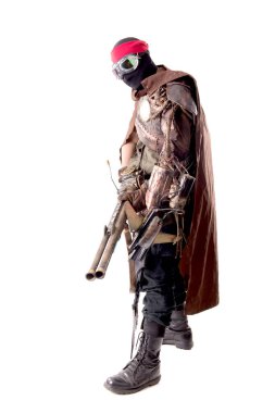 Steampunk post-apokaliptik asker beyazlar içinde yalnız poz veriyor.