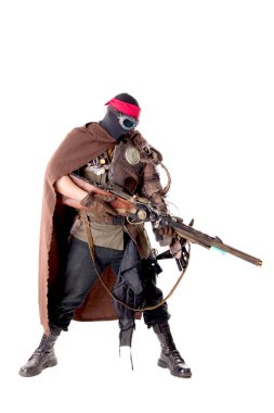 Steampunk post-apokaliptik asker beyazlar içinde yalnız poz veriyor.