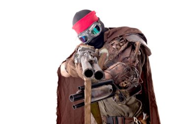 Steampunk post-apokaliptik asker beyazlar içinde yalnız poz veriyor.