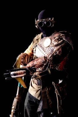 Karanlık bir arka planda izole edilmiş steampunk post-apokaliptic asker