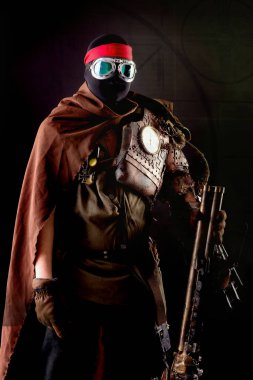 Karanlık bir arka planda izole edilmiş steampunk post-apokaliptic asker