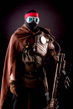 Karanlık bir arka planda izole edilmiş steampunk post-apokaliptic asker