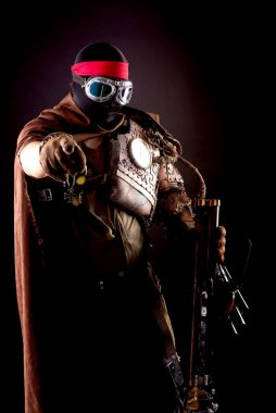 Karanlık bir arka planda izole edilmiş steampunk post-apokaliptic asker