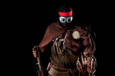 Karanlık bir arka planda izole edilmiş steampunk post-apokaliptic asker