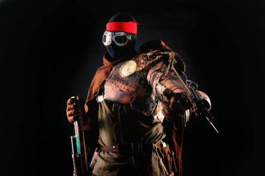 Karanlık bir arka planda izole edilmiş steampunk post-apokaliptic asker