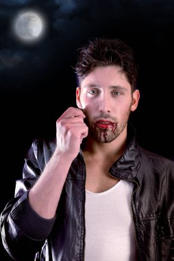 Yakışıklı vampir karanlık arka planda izole.