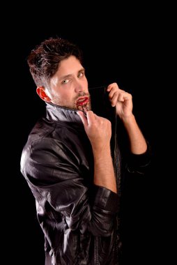 Yakışıklı vampir karanlık arka planda izole.