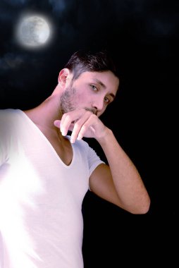 Yakışıklı vampir karanlık arka planda izole.