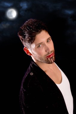 Yakışıklı vampir karanlık arka planda izole.